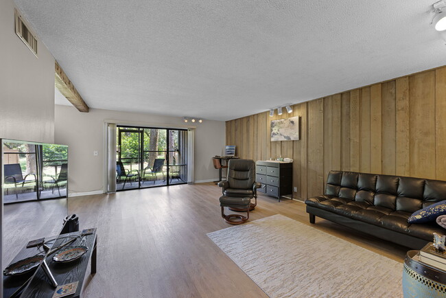 Photo - 260 Crown Oaks Way Unidad 102