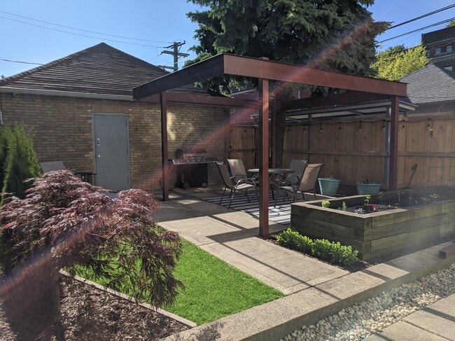 Building Photo - 3919 N Greenview Ave Unit 2F