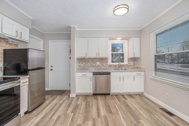 Building Photo - 2/1 Ranch Style Home