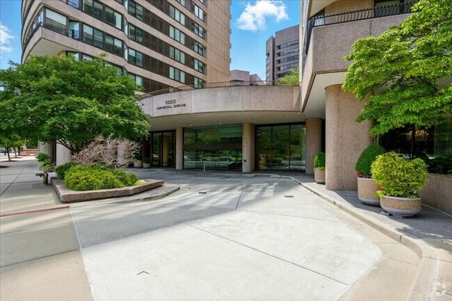 Building Photo - Luxury 1-Bedroom + Den with 1.5 Bathrooms Unit 1 Rental