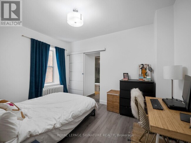 Photo - 2243 Dundas St W