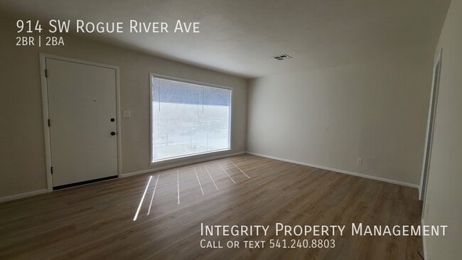 Photo - 914 SW Rogue River Ave