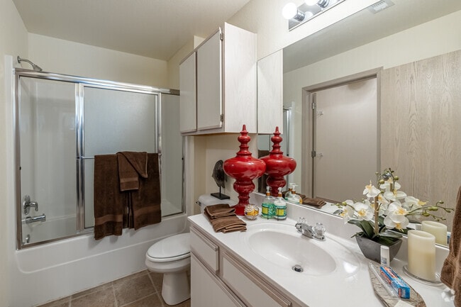 2BR, 2BA - 928SF - Primary Bathroom