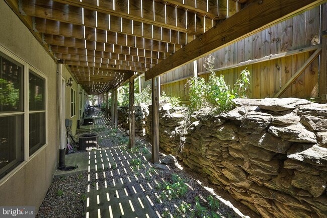 Photo - 406 Leverington Ave