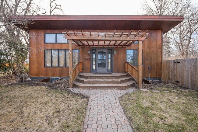 Building Photo - Great 4 Bedroom/2 Bath Home near UND!