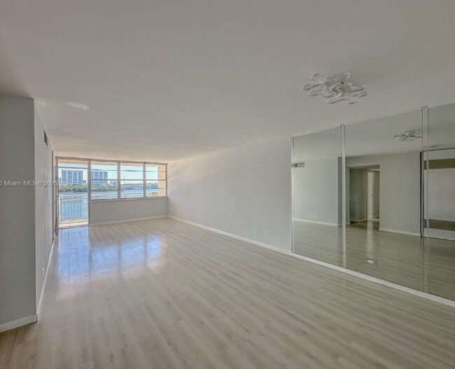 Photo - 250 174th St Unidad 1700N