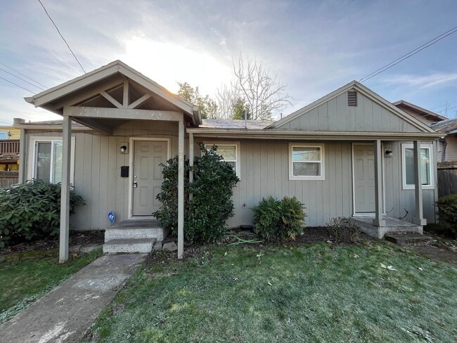 Building Photo - Updated and Bright 3 Bedroom 2 Bath Home in NE Portland (PDX/Columbia River)