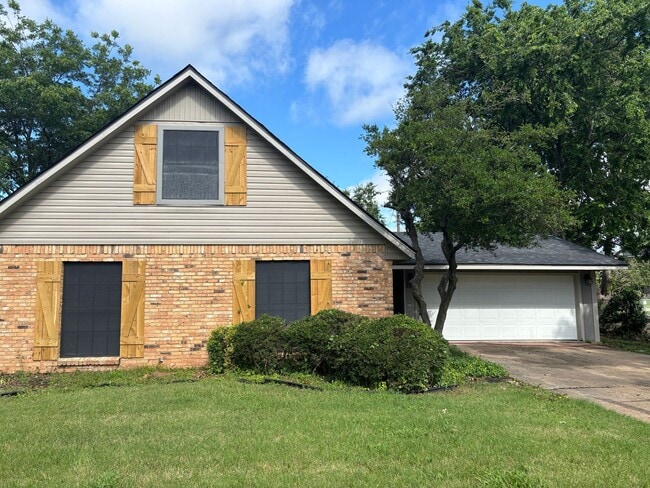 4/2/2 Brick Home in Nice Sherman Neighborhood - 4/2/2 Brick Home in Nice Sherman Neighborhood