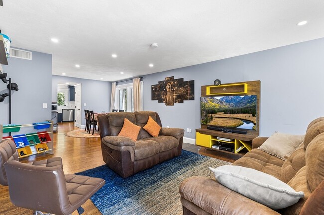 Photo - 1100 Salem St