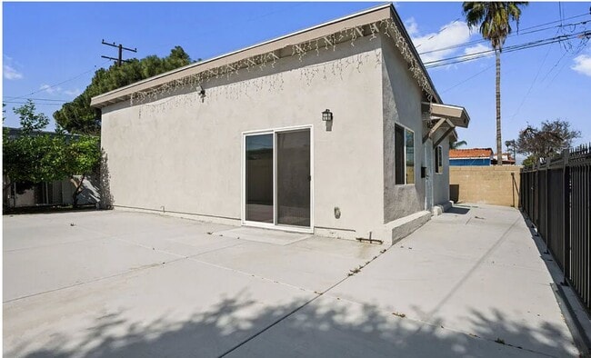 Building Photo - 553 S Caswell St