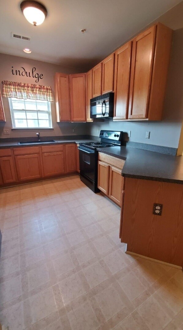 5200 Addington Dr Condo Condo for Rent in Commerce Township, MI
