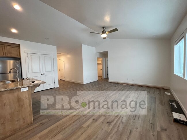 Photo - 3 Bed, 2 Bath Town Home w/ 2 Car Garage