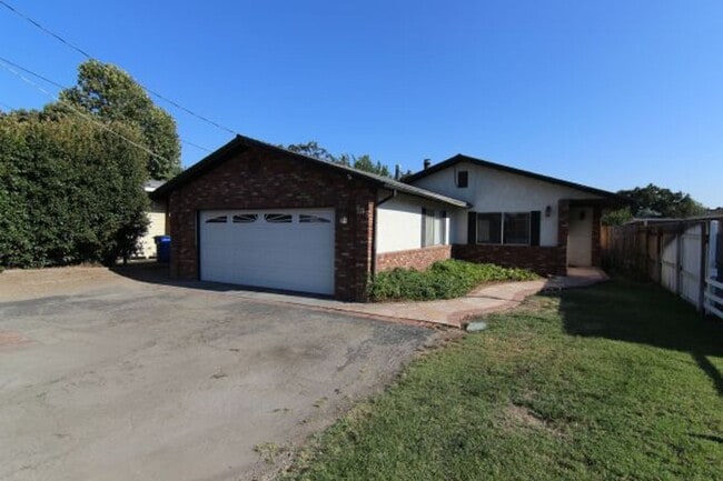 Building Photo - 3 Bedroom, 2 Bath, 2 car garage