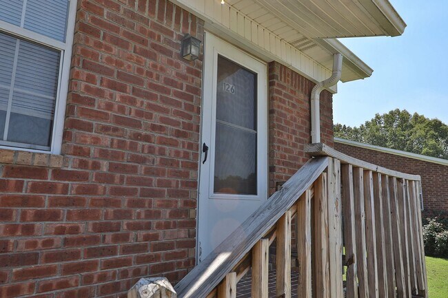 Building Photo - Charming Duplex in Heart of Dresden! Unit 126 Clifton St