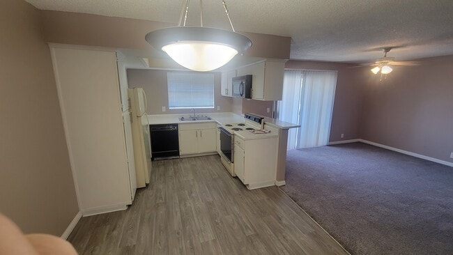 Comedor/cocina - Sunset Springs Apartments