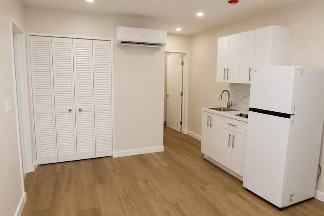 Building Photo - 8111 NW 10th St Unit 1 bed 1 bath - apartment