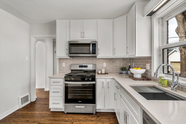 Photo - 4333 Schirmer St