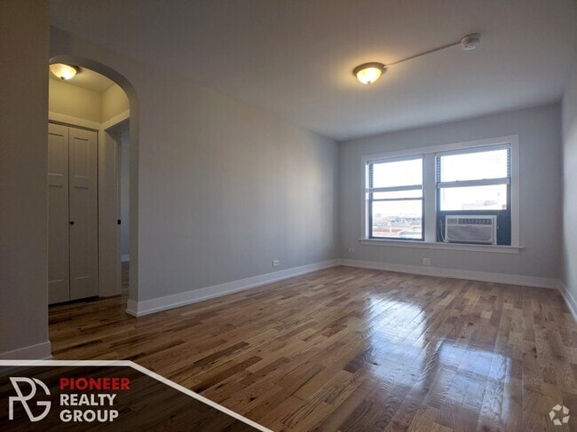 Building Photo - 560 W Arlington Pl Rental