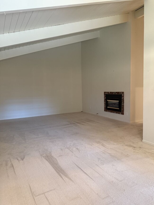 Photo - Beautiful Ranch-style Home In Raleigh Hills/ Royal Woodlands Neighborhood - Vaulted Ceilings, Exp...