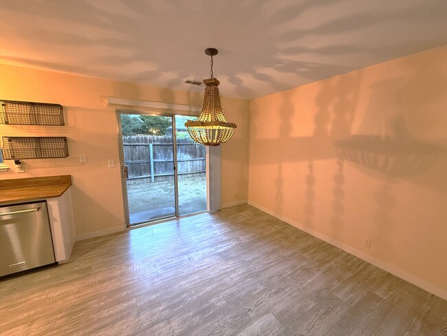 Photo - 998 Jenooke Ln