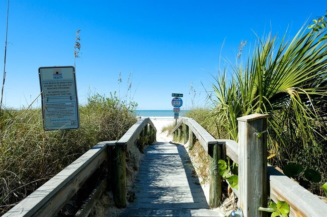 Building Photo - 551 73rd Ave Unit 4