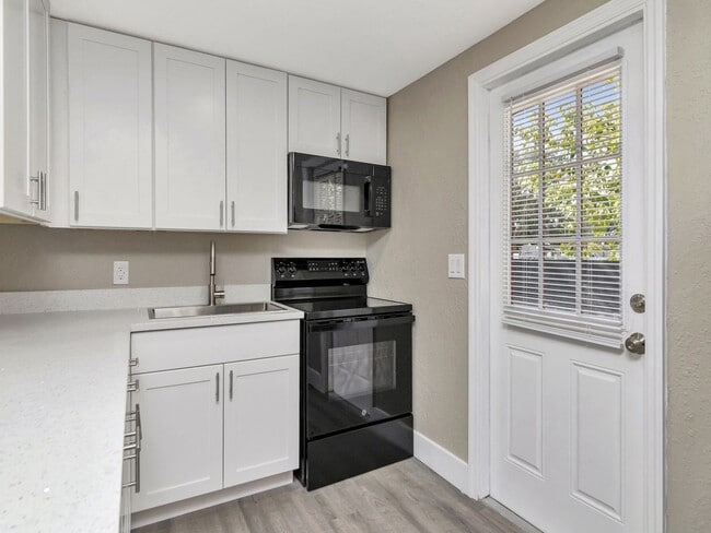 Photo - Great Location - 1 Bedroom 1 Bath Duplex w/ Backyard