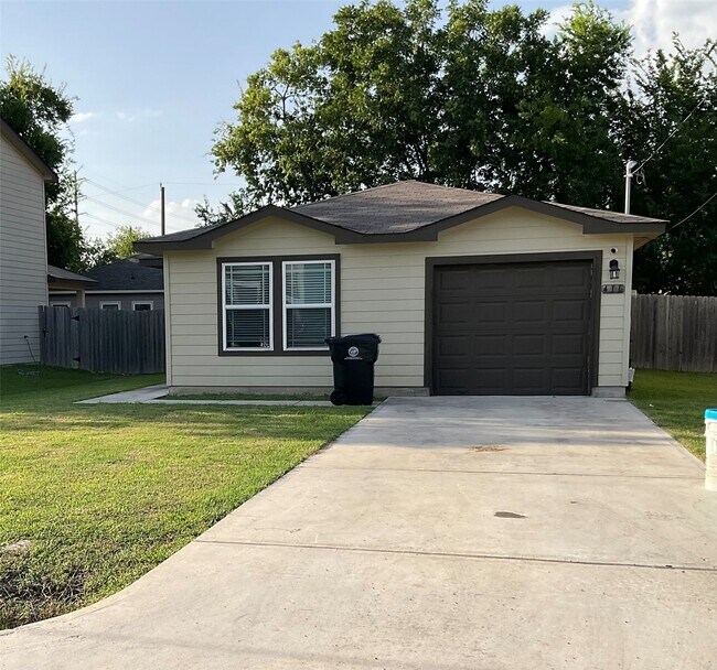 Building Photo - 411 Armstrong St