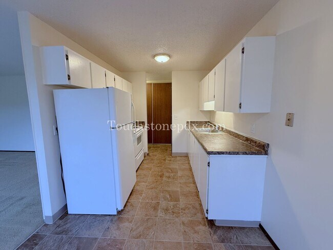 Photo - Updated 2 Bdrm Apartment with Balcony in Sellwood Moreland Neighborhood Unit 5808-6