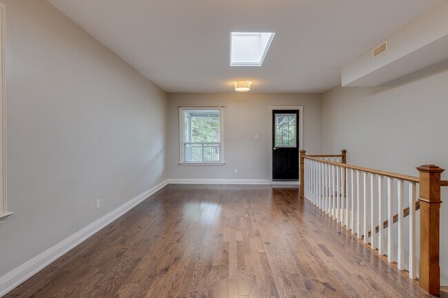 Photo - 412 Wellesley St E