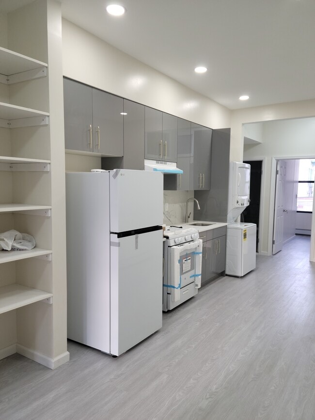 Photo - 781 Seneca Ave Unidad 2R