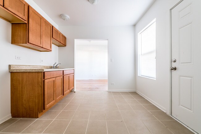 Photo - 404 School St