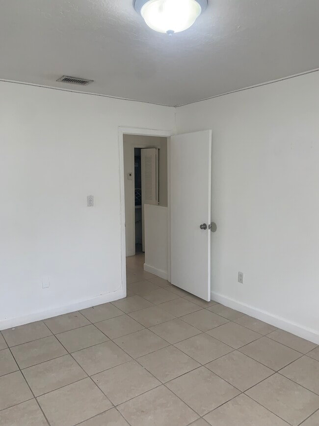 Photo - 2261 W 53rd St Unidad #9