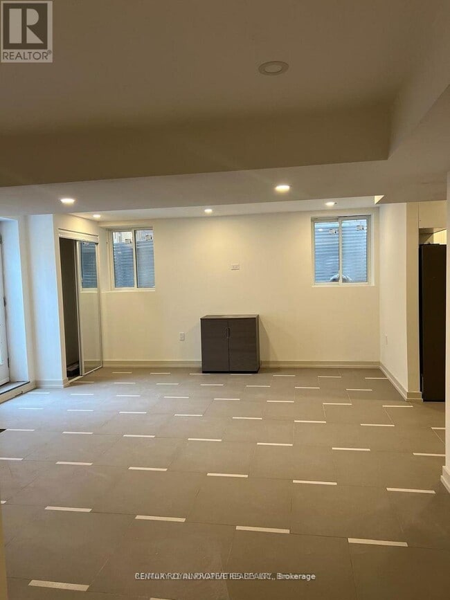 Photo - 1042 Kingpeak Cres