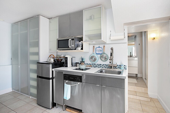 Photo - 5027 Santa Monica Ave Unidad Beachside Condominium