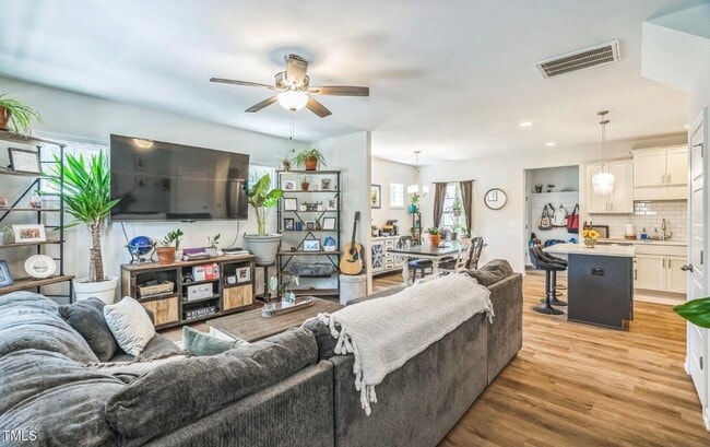 Photo - 647 N Hardee St