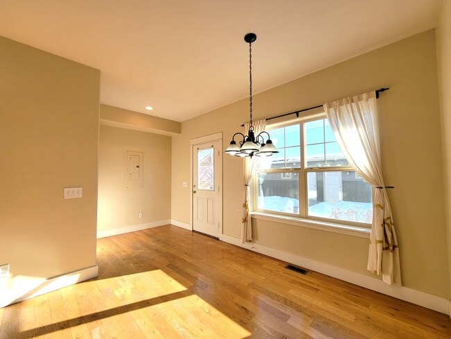 Photo - 4242 Monroe St