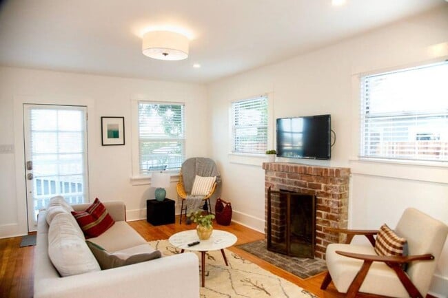 Photo - 1.0 bedroom in Los Angeles California 90039 Unit Bungalow 2319