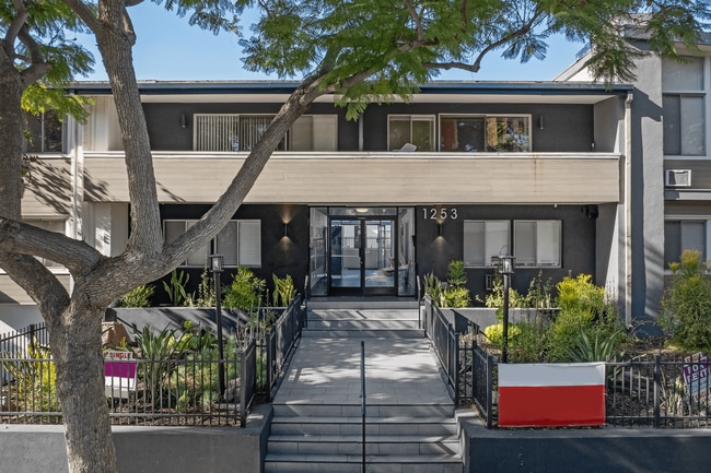 Building Photo - 1253 Havenhurst Drive Rental