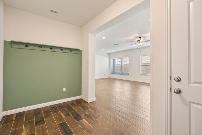 Photo - Luxurious 3 bedrooms 2.5 bathrooms home in...