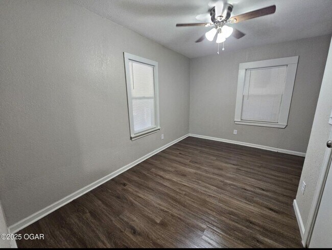 Photo - 427 E BJ Tunnell Blvd