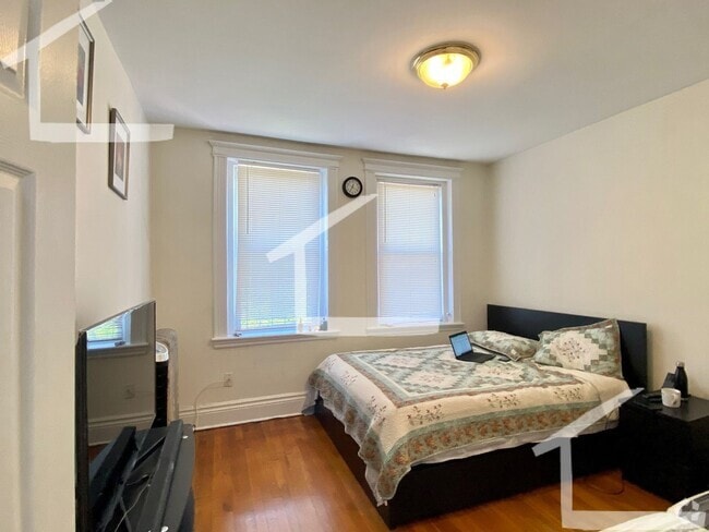 Building Photo - Fantastic Apt Near T w Ht & Hot Water Inc!...