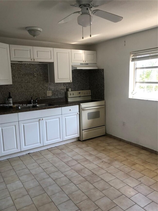 Photo - 992 E 18th St