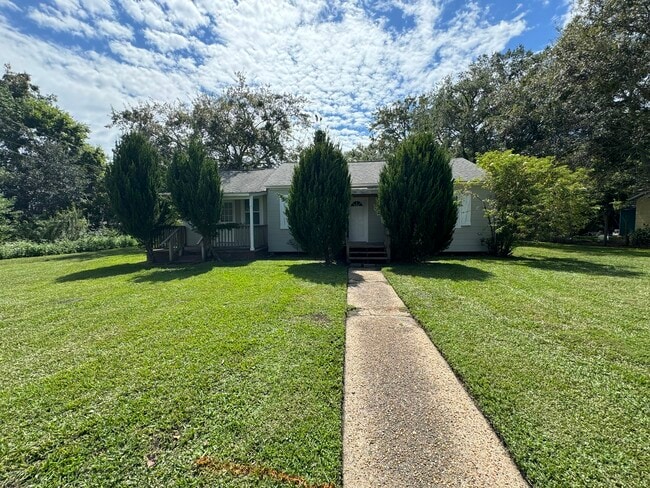 Building Photo - 1210 Live Oak Ave Rental
