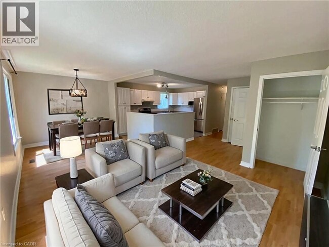 Photo - 92 Leaside Dr