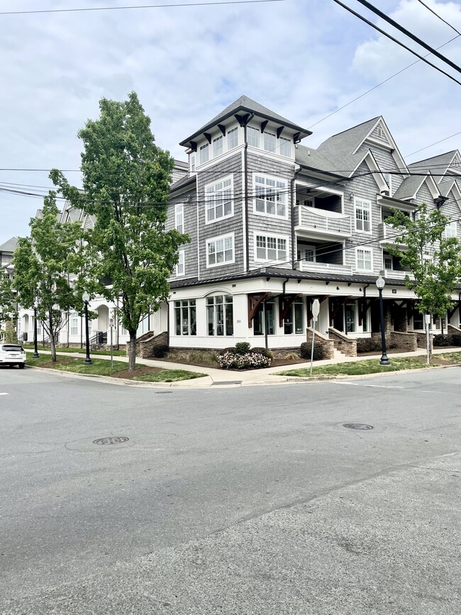 Building Photo - 301 E Tremont Ave Unit 202