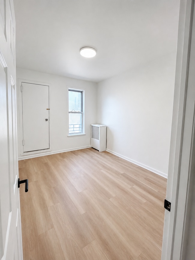 Building Photo - 215-07 Jamaica Ave Unit 2A