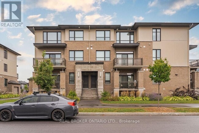 Photo - 590 Compass St