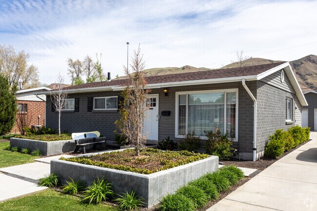 Building Photo - 1252 N Victoria Way