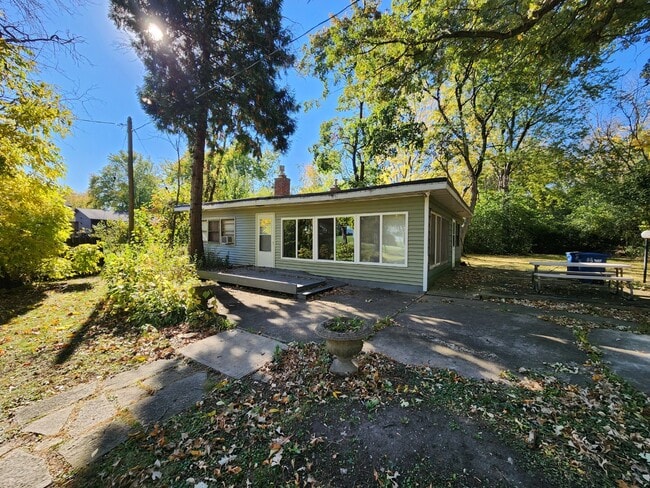 Building Photo - Furnished Cottage - short term through May...