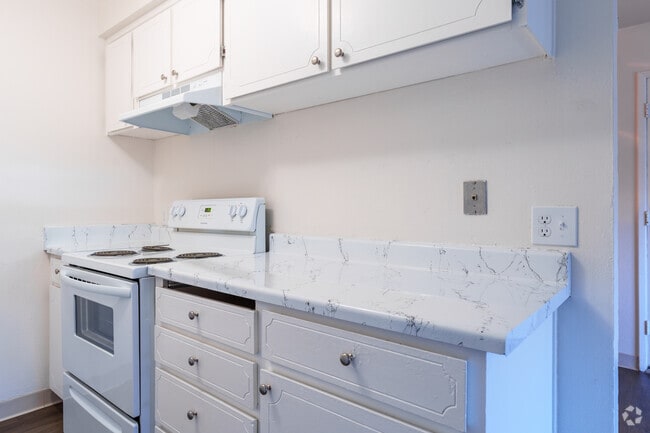 2BR, 1BA - The Aspen - Kitchen